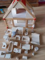 Puppenhaus aus Holz mit Zubehör Bayern - Unterhaching Vorschau