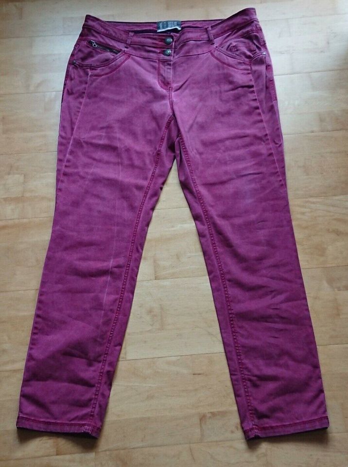 Jeans Cecil weinrot Gr. 34/32 in Rannungen