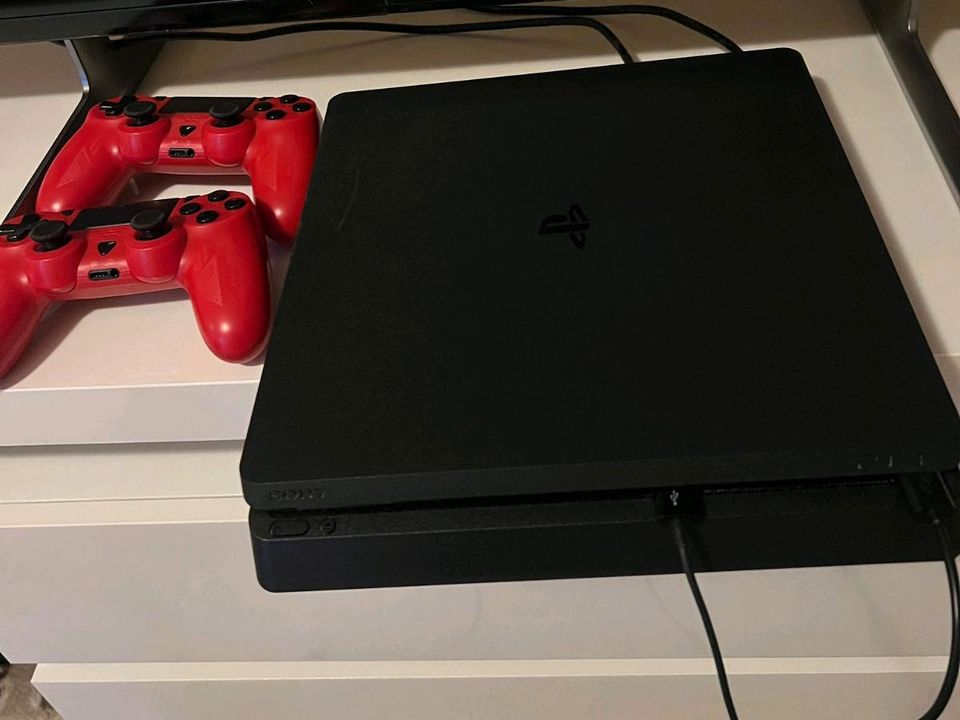 PlayStation 4 Slim 500 GB mit 2 Controller und spiele in Bad Schwalbach