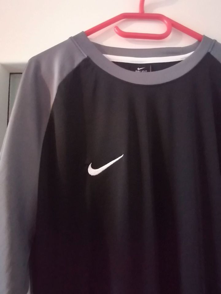 Nike Sport t shirt xxl fällt auch so aus in Worms