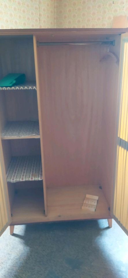 Kleider/Wäscheschrank aus Omas Zeiten in Schmitten