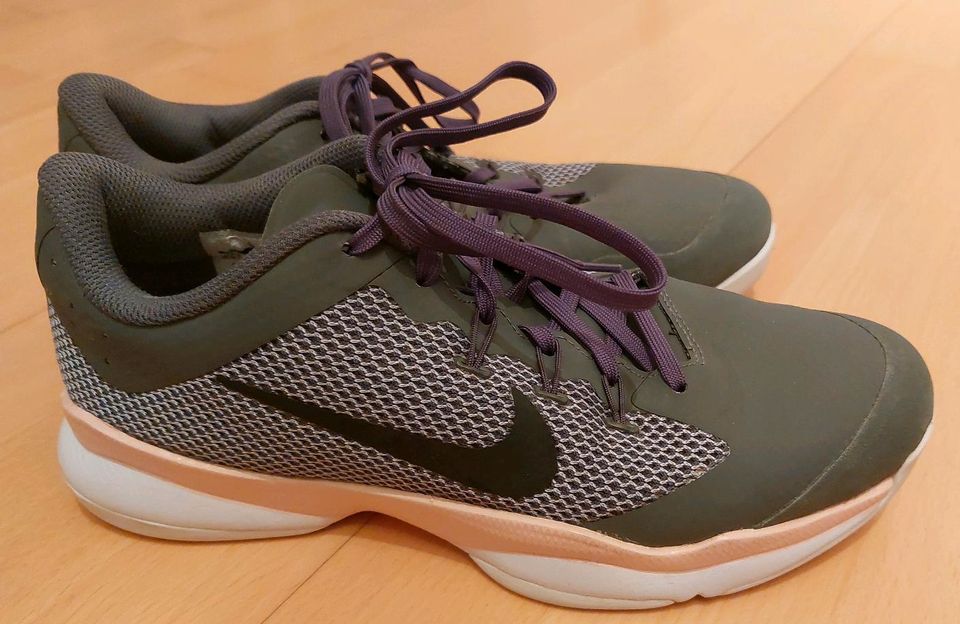 Nike Tennisschuhe Gr. 40 für Teppichbeläge in Neuberg