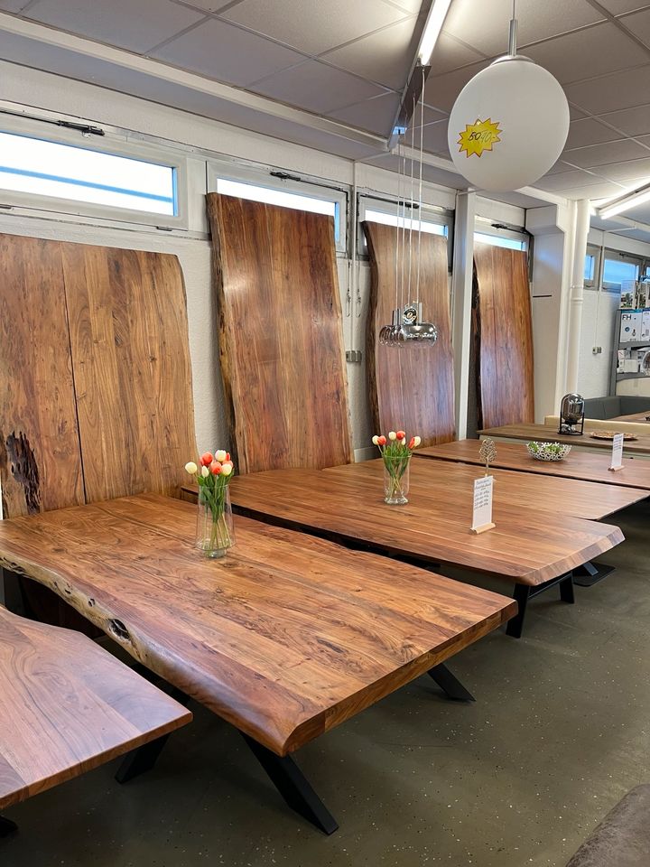 Esstisch Tisch + Massivholz Akazie + Echte Baumkanten Tische in Marburg