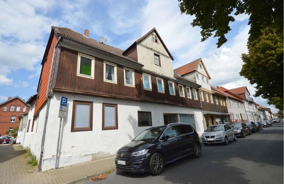 Großes Wohn-, Geschäftshaus zum Modernisieren mit 2 Wohnungen, 4 Garagen + Laden . in Schöppenstedt