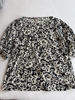 Kurzärmlige Bluse von H&M mit schwarz weiß Blumenmuster München - Berg-am-Laim Vorschau