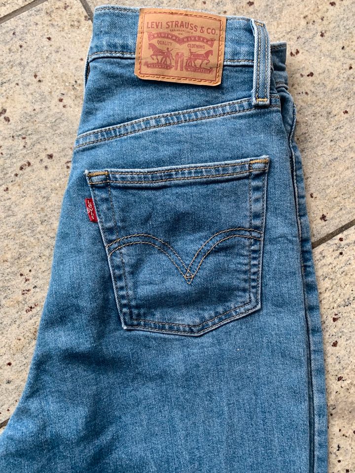 Levi Strauss Jeans  HIGH WISTEF TAPER W 26 in Leichlingen