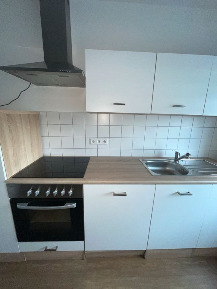 Küche mit Geräten in Neu Ulm