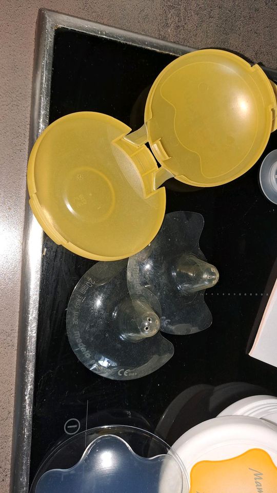 MEDELA Handmilchpumpe mit diversen Zubehör in Taura