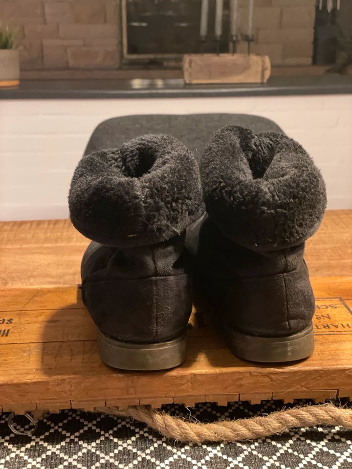 Winterboots Damen, Wildlederoptik, gefüttert, schwarz in Schwerte