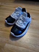 Jordan Kinder Schuhe Sneaker schwarz weiß Gr. 27 Wiesbaden - Mainz-Kostheim Vorschau