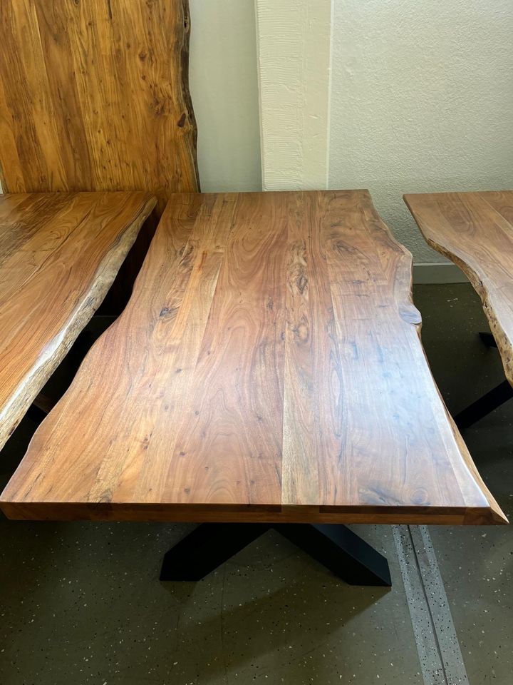 Esstisch Tisch + Massivholz Akazie + Echte Baumkante Tische in Marburg