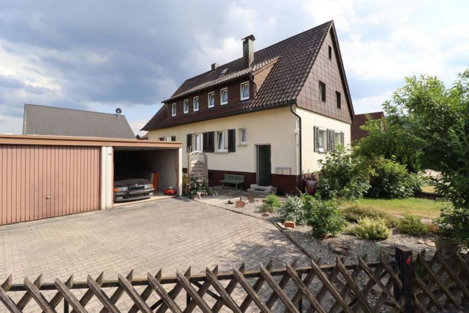 ~Sonnige und familienfreundliche Wohnlage~ Zweifamilienhaus mit drei Garagen und großem Garten in Plüderhausen