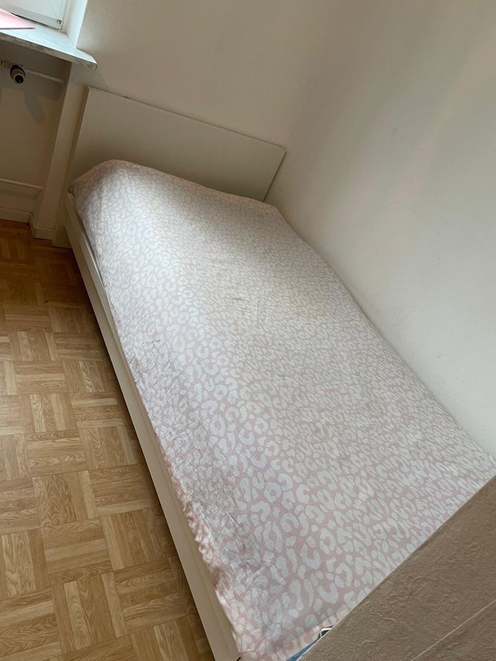 Bett mit Matratze in Kreuztal