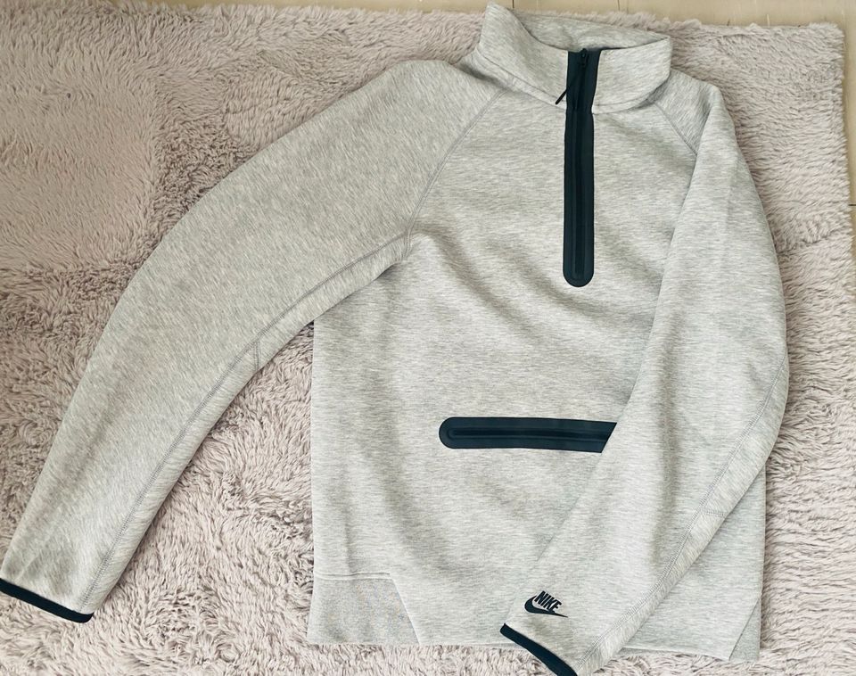 Nike Tech Fleece Sweatshirt mit Halbreißverschluss in Gelsenkirchen