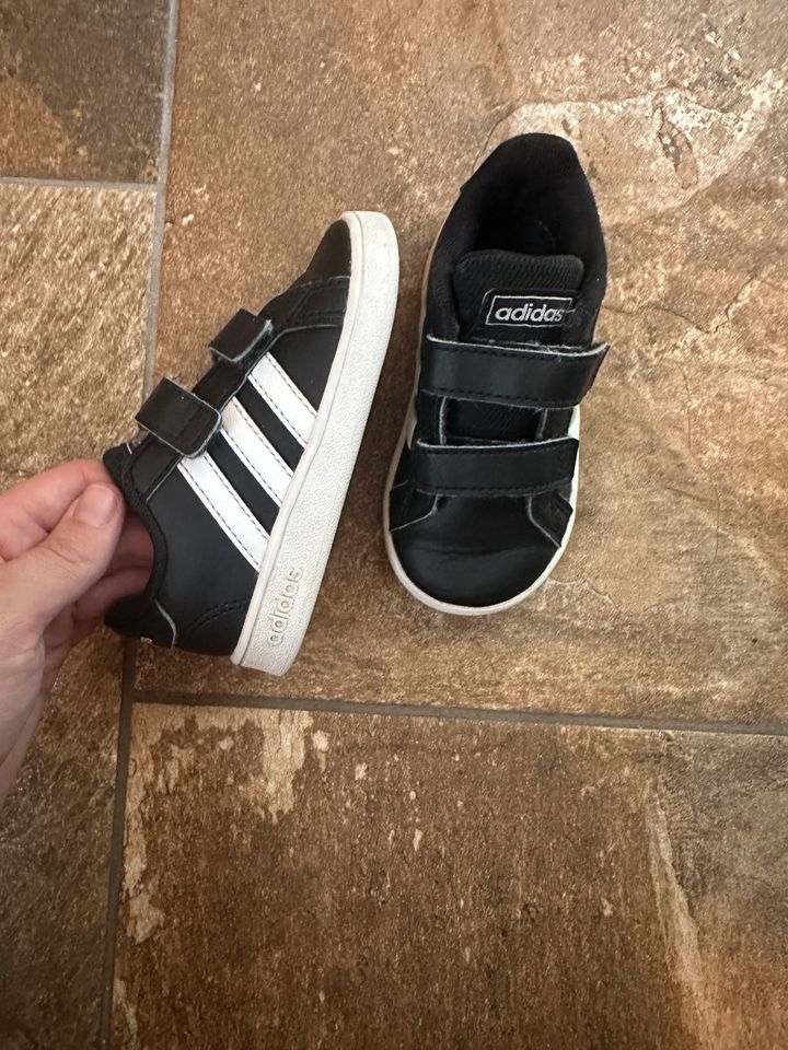 Adidas Sneaker Gr 22 in Vellahn