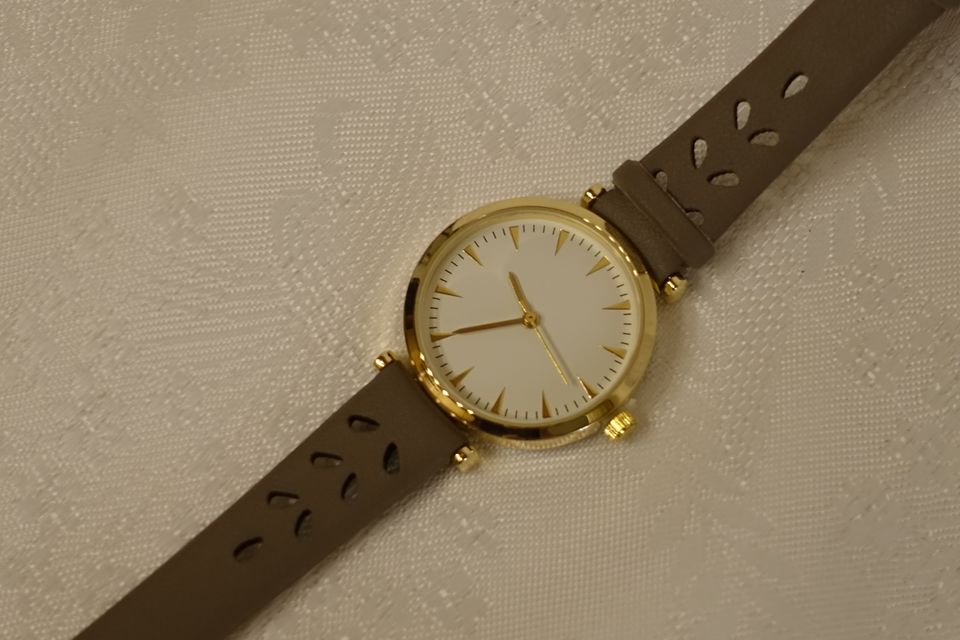 Damen-Armbanduhr mit khaki-farbenem Band     - NEU – in Kerpen