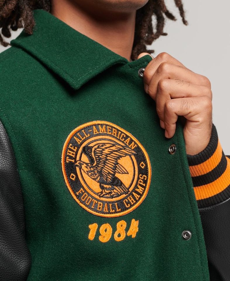 Superdry College Varsity Bomberjacke mit Aufnähern Emaillegrün in Köln