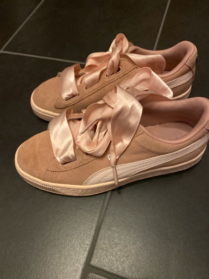 Puma Sneaker rosa Gr. 35,5 in Edesheim (Pfalz)