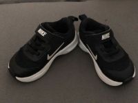 Nike klein Kind schwarze Sneaker sehr guten Zustand G.23,5 Hessen - Kelkheim Vorschau