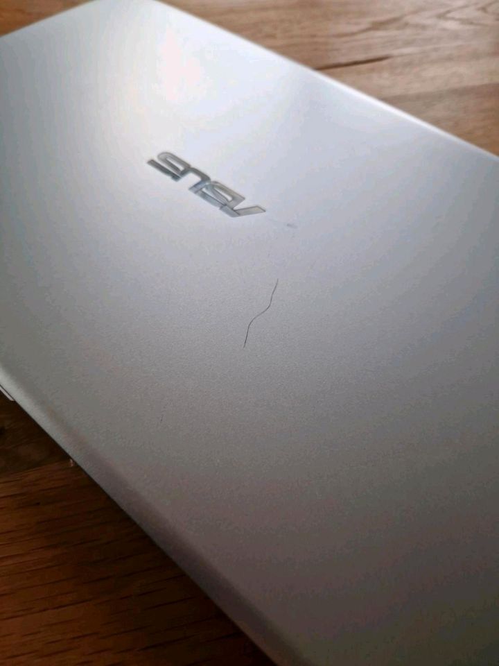 ASUS VivoBook 15 F512FA (i3-8145U, 8GB RAM, 256GB SSD) in Bühlertal