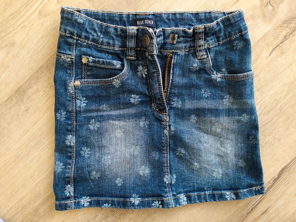 Mädchen Paket Jeans Mini Rock, T-Shirt, Feinstrumpf Leggings 128 in Ichenhausen