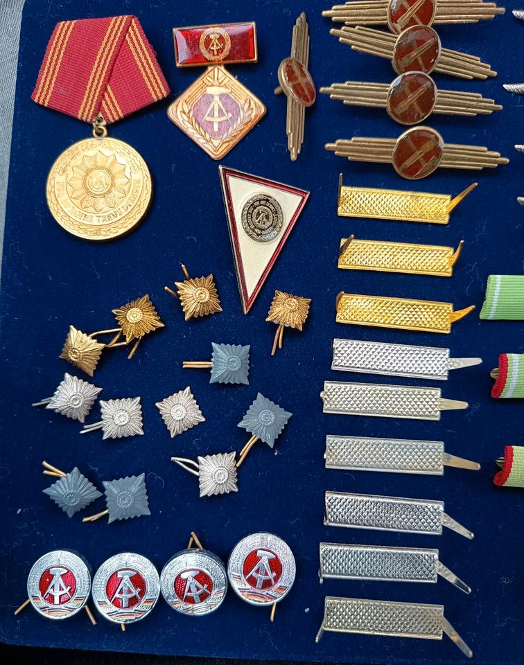 Sammlung Konvolut DDR Militaria Orden Abzeichen Spangen NVA in Tännesberg