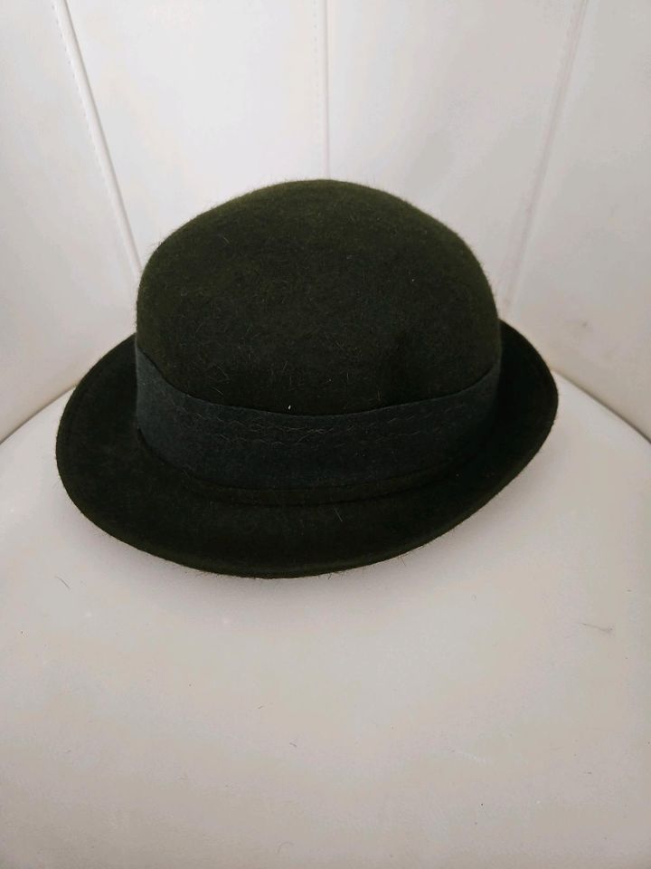 Dunkelgrüner Hut mit Federverzierung in Schalkau
