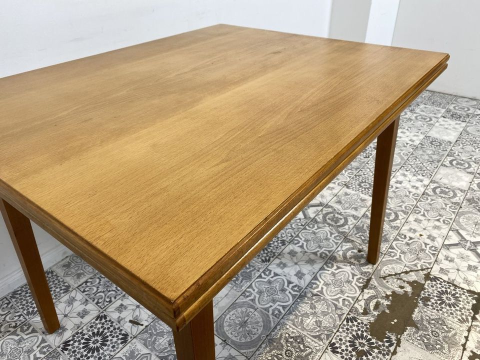 WMK Sehr schöner, gut erhaltener und besonders praktischer Mid-Century Esstisch mit aufklappbarer Tischplatte # Tisch Küchentisch Ausziehtisch Holztisch Dining Table Spieletisch 50er 60er Vintage in Berlin