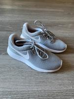 Nike Tanjun Turnschuhe Trainingsschuhe Größe 38 Nordrhein-Westfalen - Düren Vorschau