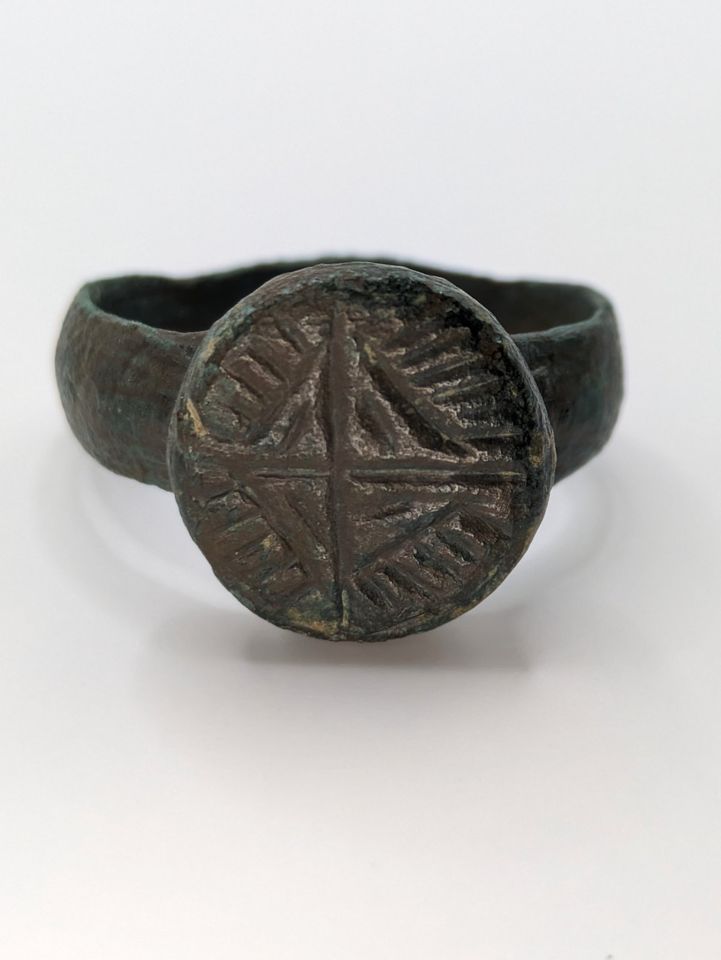 Kreuzritter Ring aus dem Mittelalter mit Strahlenkreuz in Altena