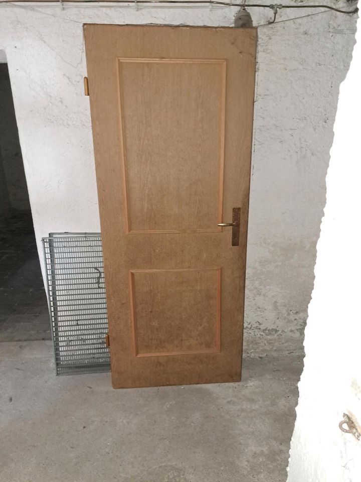Eine schwere alte Holztüre überzogen in Dießen
