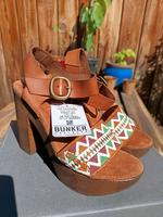 BUNKER ABSATZ  RIEMCHEN SANDALETTEN HEELS ETHNO 38 NEU Hessen - Berkatal Vorschau