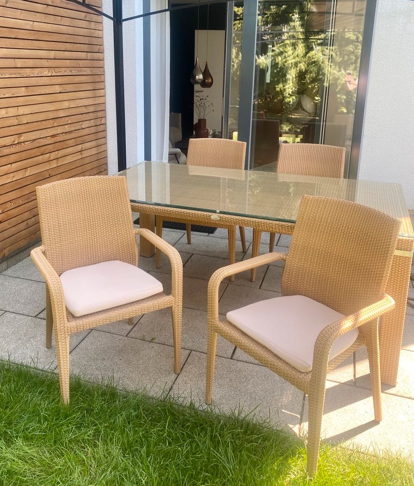 Gartenmöbel von Holili - 4 Stühle mit Kissen & Tisch in München