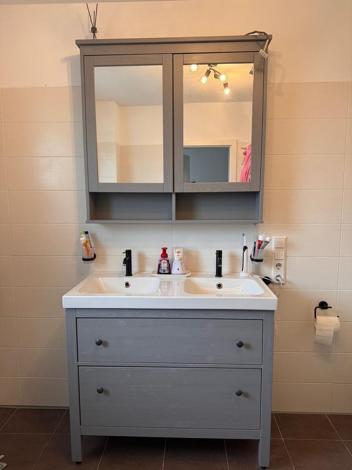 Hemnes Badezimmer mit Waschbecken Orrsjön und Spiegelschrank in Vaihingen an der Enz