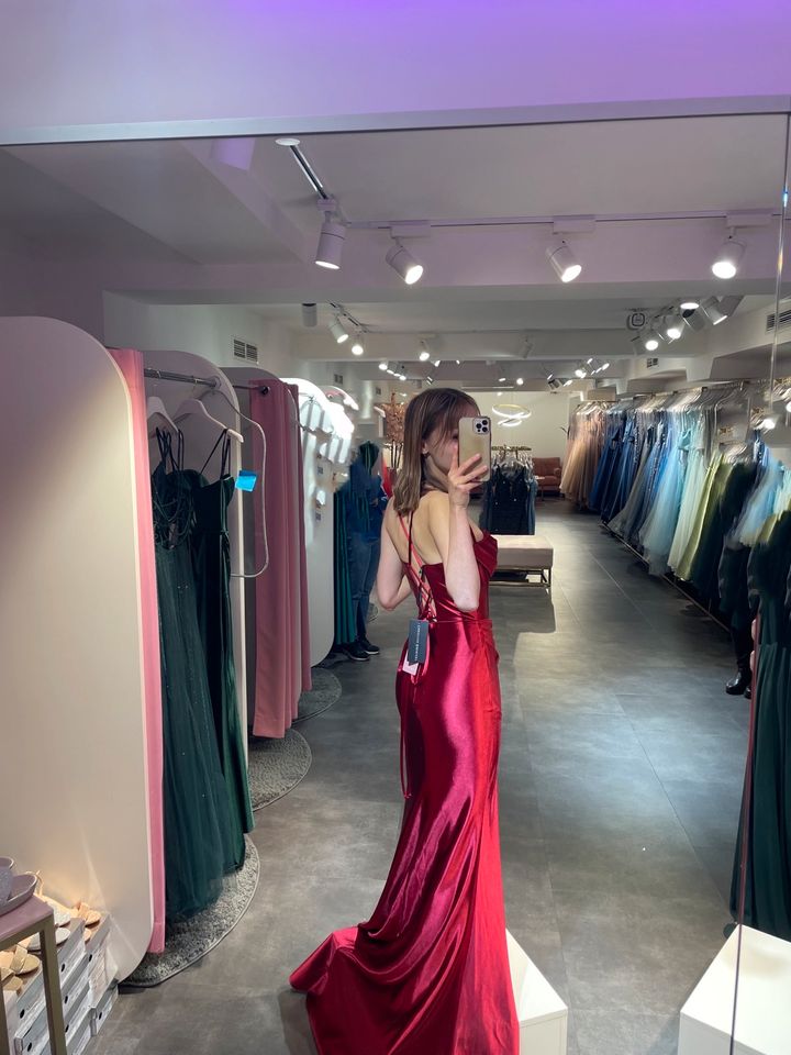 Rotes Kleid von ‚Dein Ballkleid‘ in Ratingen