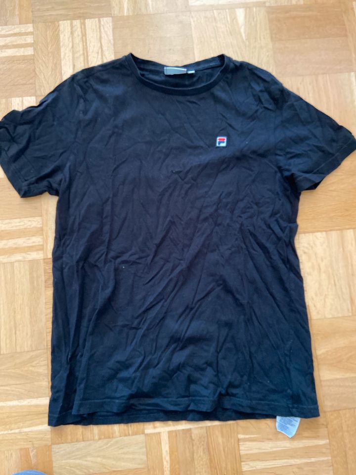 Fila T Shirt 7€ schwarz Gr S in Nördlingen