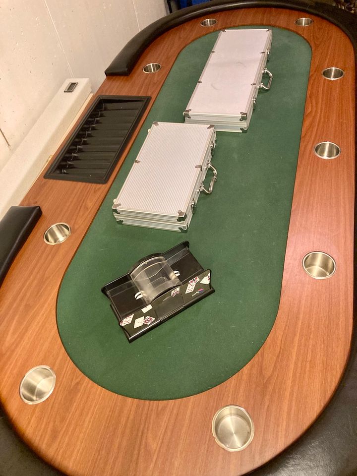 Poker Tisch Massiv Holz Super Zustand grün in Wasserburg