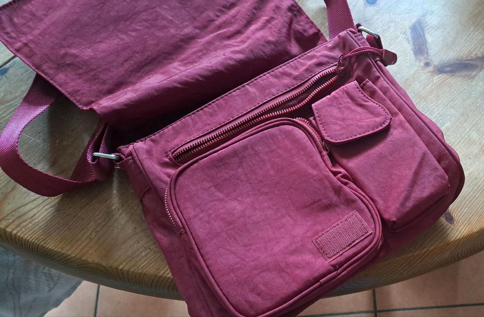 Weinrote Handtasche Umhängetasche in Apen