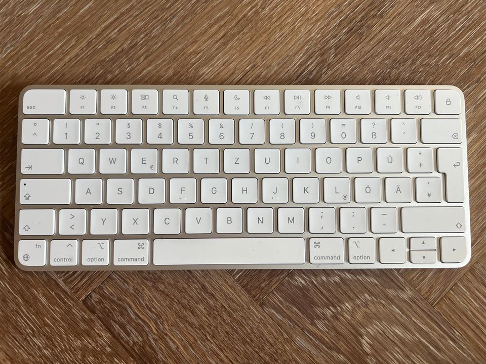 Macbook Pro 13 Zoll 2022 (einzelne Tastendefekte) inkl. Keyboard in Berlin