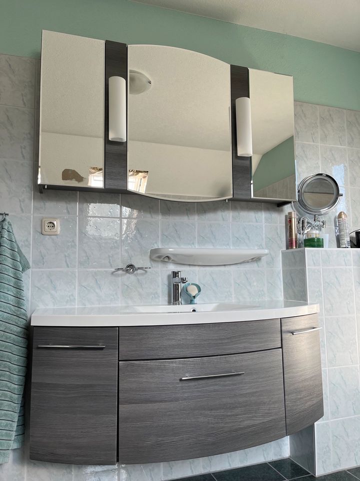 Spiegelschrank mit Waschtisch und Unterschrank in Hosena