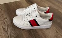 Bugatti Schuhe Gr 41 weiß neuwertig Niedersachsen - Aurich Vorschau