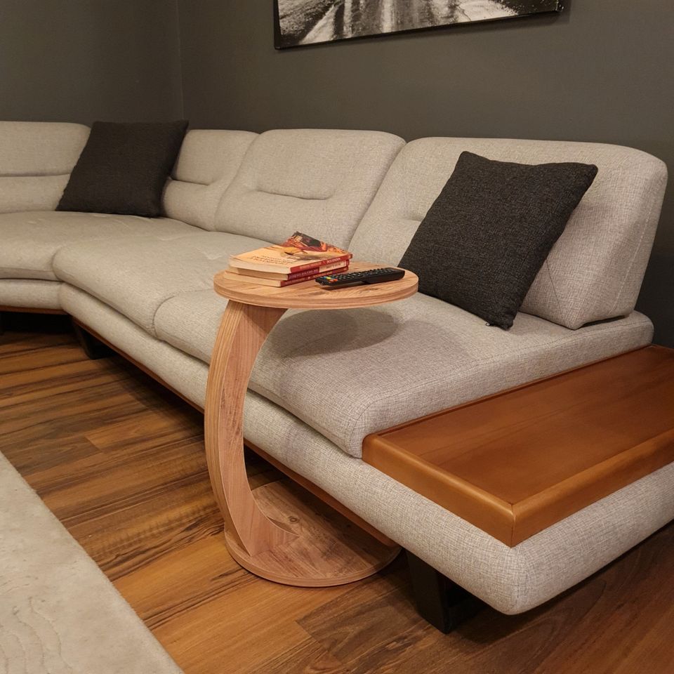 NEU ✅✅ Couchtisch mit Rollen - Kleiner Beistelltisch C Form - stylischer Sofatisch aus Holz in schöner Nussbaum Optik - runder Tisch als Ablagefläche für Couch und Sofa - Bestseller - Topseller in Berlin