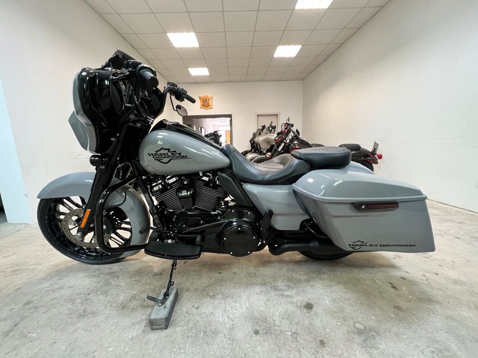 Harley Davidson Street Glide CVO 21 Zoll Road King Ape Info6,5GTS in Spremberg