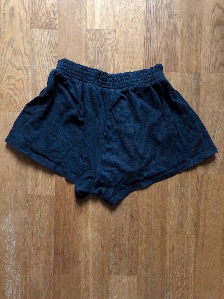 H&M Basic Shorts dunkelblau, weitgeschnitten, Gr 146 in Hamburg