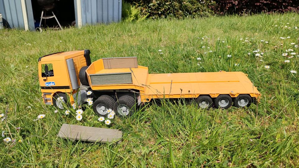 Kinder Garten Spielzeug Trecker, Auto, LKW, Bagger, Grill,Wagen in Steimbke
