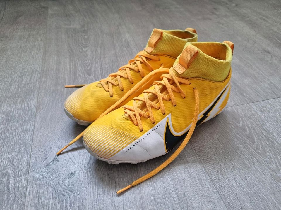 Fußballschuhe Nike Gr.35 in Büren