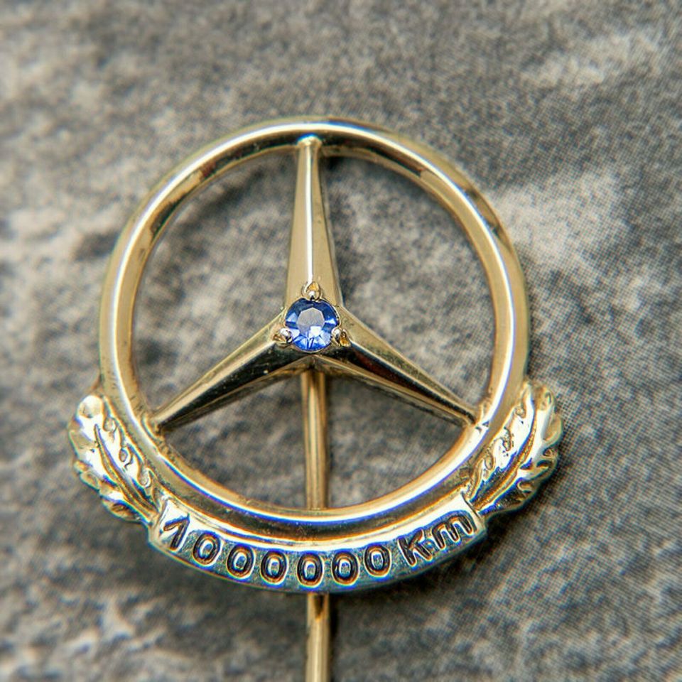 Mercedes Benz 1.000.000 - 1000000 Km Gold & Saphir Pin Poliert in Igel