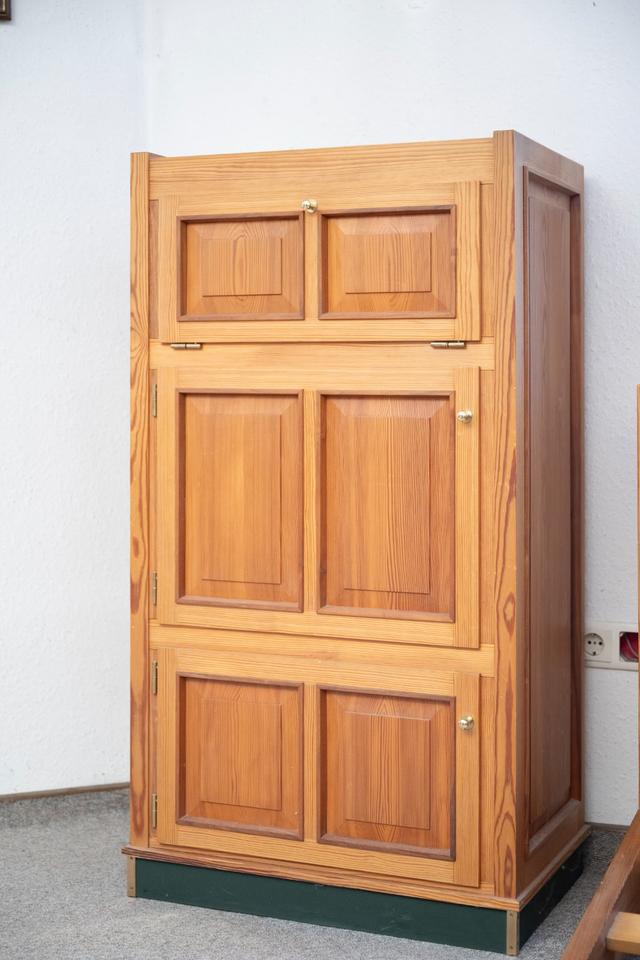 handgemachter Schrank aus Kiefer in sehr gutem Zustand in Augsburg