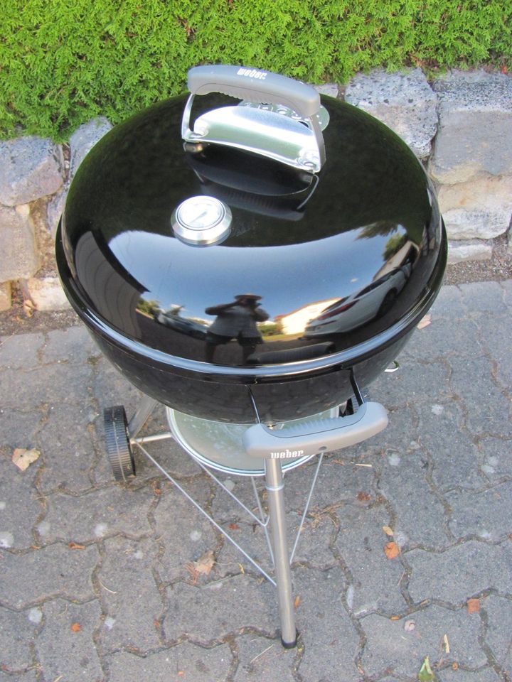 Weber Kugelgrill Classic Holzkohle in Aindling