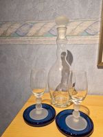 Glas Karaffe mit Glasstöpsel, 2 Gläser, 2 Glasuntersetzer Hessen - Borken Vorschau